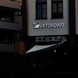 logotyp 3d led Wiktorowo – instalacja Wyspa Młyńska w Bydgoszczy